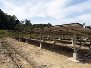 Das Ground PV System ist eine Solarenergielösung, die die Kraft der Sonne nutzt und in sauberen, erneuerbaren Strom umwandelt. Dieses System wurde speziell für die Installation auf dem Boden entwickelt und eignet sich daher für eine Vielzahl von Anwendungen, einschließlich Wohn-, Gewerbe- und Industrieprojekten.