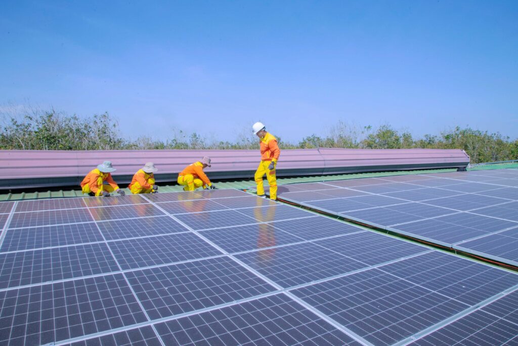 leon solar bipv system Project reference.Workers are installing.