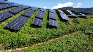 Das Ground PV System ist eine Solarenergielösung, die die Kraft der Sonne nutzt und in sauberen, erneuerbaren Strom umwandelt. Dieses System wurde speziell für die Installation auf dem Boden entwickelt und eignet sich daher für eine Vielzahl von Anwendungen, einschließlich Wohn-, Gewerbe- und Industrieprojekten. Der Hauptzweck des Boden-PV-Systems besteht in der Stromerzeugung mit Hilfe von Photovoltaik-Paneelen, die auf einem stabilen Rahmen montiert sind, der von einem Zementfundament getragen wird. Dieses System kann je nach Größe und Konfiguration eine beträchtliche Energiemenge erzeugen, die von kleinen Anlagen für Wohnhäuser bis hin zu großen gewerblichen und industriellen Projekten reicht. Einer der Hauptvorteile von PV-Freiflächenanlagen ist ihre Flexibilität in Bezug auf Standort und Ausrichtung. Im Gegensatz zu Aufdachanlagen können Freiflächenanlagen so positioniert werden, dass sie den ganzen Tag über möglichst viel Sonnenlicht abbekommen und so die Energieerzeugung optimieren. Außerdem kann das System leicht erweitert oder modifiziert werden, um zukünftiges Wachstum oder Änderungen des Energiebedarfs zu berücksichtigen. Das Boden-PV-System ist außerdem so konzipiert, dass es verschiedenen Umweltbedingungen standhält, einschließlich extremer Temperaturen, starker Regenfälle und starker Winde. Dies gewährleistet eine langfristige Leistung und Zuverlässigkeit und macht es zu einer attraktiven Option für Immobilienbesitzer, die nach einer nachhaltigen und effizienten Energielösung suchen. Durch die Installation einer PV-Freiflächenanlage können Immobilienbesitzer von niedrigeren Energierechnungen, geringeren Kohlendioxidemissionen und einem höheren Immobilienwert profitieren. Darüber hinaus kann dieses System dazu beitragen, die Auswirkungen des Klimawandels durch die Bereitstellung einer sauberen und erneuerbaren Energiequelle abzuschwächen. Zusammenfassend lässt sich sagen, dass das Ground PV System eine vielseitige und effiziente Lösung für die Erzeugung sauberer Energie auf dem Boden ist. Die Kombination aus innovativen Designmerkmalen, langlebigen Materialien und flexiblen Installationsoptionen macht es zu einer attraktiven Option für alle, die in erneuerbare Energien investieren möchten.