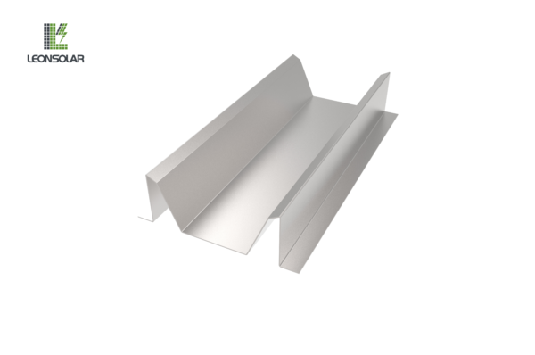 Der M-förmige Wasserkanal aus einer Aluminiumlegierung ist auf der BIPV-Solarbodenhalterung installiert.