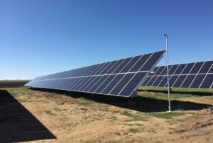 Die Zukunft und die Aussichten der Photovoltaik Die Zukunft der Photovoltaik (PV) sieht unglaublich rosig aus, mit einem enormen Potenzial für Wachstum und Innovation in verschiedenen Sektoren. Hier ist ein Überblick darüber, was dieser transformativen Technologie bevorsteht: 1. Technologischer Fortschritt: Kontinuierliche Forschungs- und Entwicklungsanstrengungen führen zu effizienteren und kostengünstigeren Solarmodulen. Innovationen bei den Materialien, wie z. B. Perowskit-Solarzellen, und Fortschritte bei den Herstellungsverfahren versprechen 2. Zunehmende Akzeptanz: In dem Maße, in dem das Bewusstsein für die ökologischen und wirtschaftlichen Vorteile der Solarenergie wächst, können wir weltweit einen Anstieg der Akzeptanzraten erwarten. Sowohl der private als auch der gewerbliche Markt werden zu diesem Wachstum beitragen, angetrieben durch sinkende Kosten und staatliche Anreize. 3. Integration in intelligente Netze: Die Photovoltaik wird zunehmend in intelligente Stromnetze integriert, was eine bessere Steuerung von Energieangebot und -nachfrage ermöglicht. Diese Integration wird die Nutzung von Solarstrom auf effizientere und zuverlässigere Weise erleichtern und unsere Abhängigkeit von traditionellen Energiequellen verringern. 4. Energiespeicherlösungen: Die Entwicklung fortschrittlicher Lösungen zur Energiespeicherung, wie Batterien und Wasserstoffproduktion, wird PV-Systeme ergänzen, indem überschüssige Energie, die während der Spitzenzeiten des Sonnenlichts erzeugt wird, für die Nutzung in Zeiten außerhalb der Spitzenzeiten oder in Zeiten mit wenig Sonnenlicht gespeichert wird. 5. Dezentralisierte Energieerzeugung: Die PV-Technologie wird eine zentrale Rolle bei der dezentralen Energieerzeugung spielen und es Einzelpersonen und Gemeinden ermöglichen, ihre eigene saubere Energie zu erzeugen und unabhängiger zu werden. Diese Verlagerung hin zur dezentralen Energieerzeugung wird die Menschen in die Lage versetzen, die Kontrolle über ihre Energiezukunft zu übernehmen. 6. Elektrifizierung des Verkehrs: Die Integration von PV-Systemen mit Elektrofahrzeugen und Ladeinfrastruktur wird den Übergang zur Elektromobilität beschleunigen, die Treibhausgasemissionen reduzieren und nachhaltige Transportmöglichkeiten fördern. 7. BIPV und darüber hinaus: Die gebäudeintegrierte Photovoltaik (BIPV) wird sich als architektonisches Merkmal durchsetzen und Gebäude in stromerzeugende Anlagen verwandeln. Darüber hinaus werden innovative Anwendungen wie die Agrar-Photovoltaik (Kombination von Landwirtschaft und Solarenergie) und schwimmende Solarfarmen die Horizonte des PV-Einsatzes erweitern. 8. Globale Zusammenarbeit und politische Unterstützung: Internationale Zusammenarbeit und unterstützende politische Maßnahmen auf nationaler und regionaler Ebene werden das Wachstum der PV-Industrie fördern und ihre kontinuierliche Expansion und ihren Erfolg bei der Bewältigung der Herausforderungen des Klimawandels sicherstellen. Zusammenfassend lässt sich sagen, dass die Aussichten für die Photovoltaik unglaublich vielversprechend sind und auf eine breite Akzeptanz, technologische Durchbrüche und einen bedeutenden positiven Einfluss auf die Zukunft unseres Planeten hindeuten.