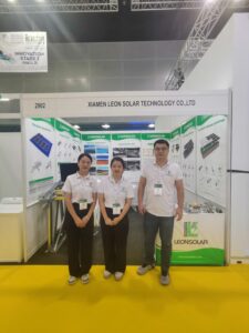 Die Mitglieder des LEON SOLAR TEAMs machen ein Foto vor dem Messestand auf der IGEM 2024.